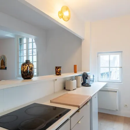 Cozy In Old Town Montlucon, Market & Restaurants Apartman