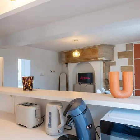 Apartman Cozy In Old Town Montlucon, Market & Restaurants