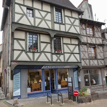 Apartman Cozy In Old Town Montlucon, Market & Restaurants *