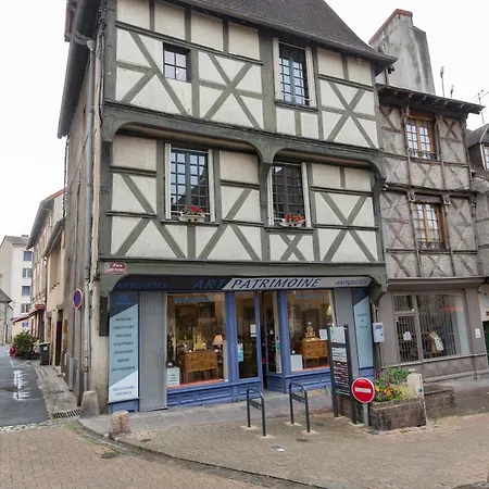Cozy In Old Town Montlucon, Market & Restaurants Apartman Montluçon